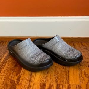Oofos Oocloogs black stripe size 10